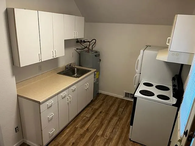 530 3rd Ave W #C — Photo 2