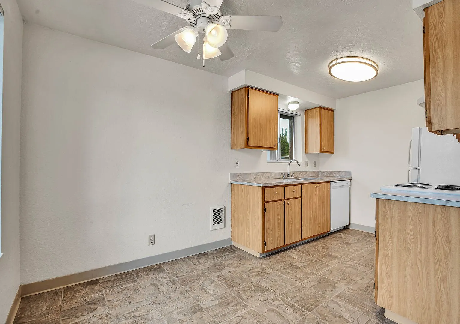 Carlton Square Apartments — Photo 4