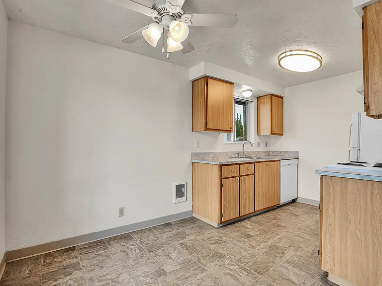 Carlton Square Apartments — Photo 8