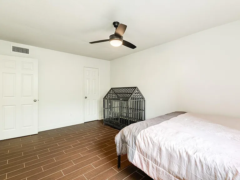 7098 N Holiday Dr — Photo 18