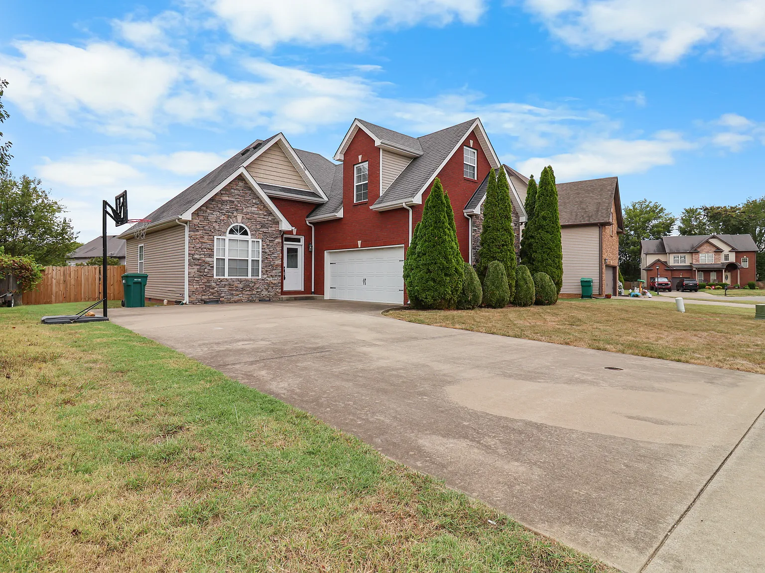 4 bed, 2.5 bath, 1950 sqft, $2,000 — Photo 3