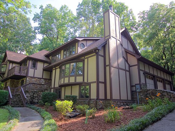 Front entry. Note Balcony!