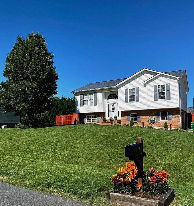 2nd image of 104 Belmont Place Dr