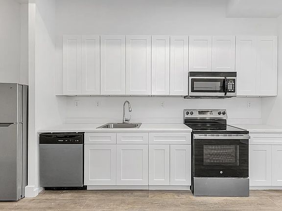 4th image of 248 W 35th St #1603