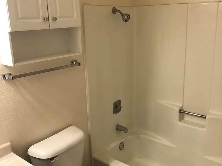 Immaculate Updated 1 Bedroom with 1 Bath — Photo 24