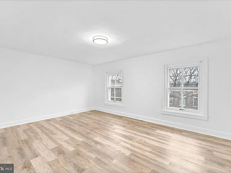 28 W Airy St — Photo 16