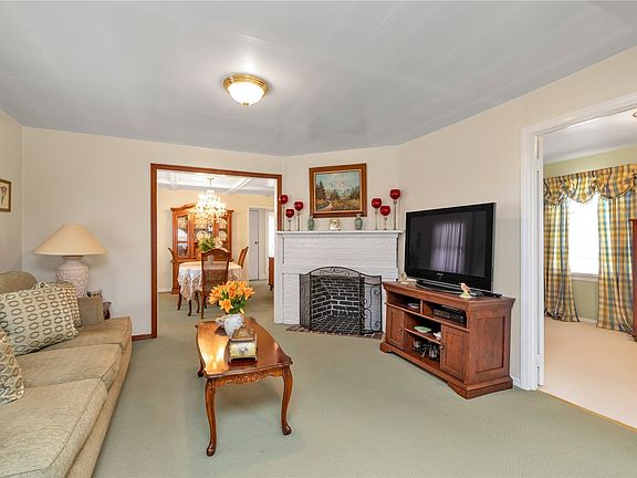3rd image of 263 Maple Pl