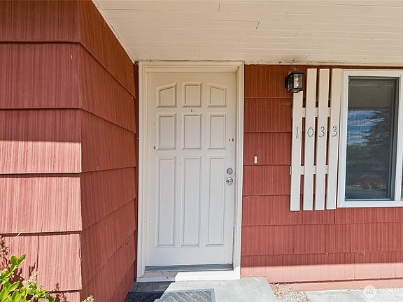 3rd image of 1033 151st Avenue SE