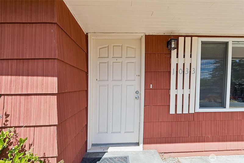 3rd image of 1033 151st Avenue SE