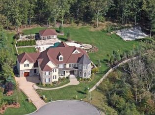 1 Jeffrey Dr, North Attleboro, MA 02760