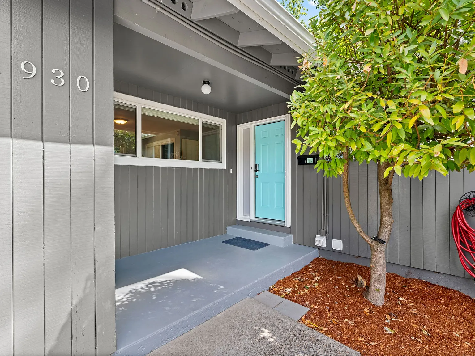 5 bed, 2280 sqft, $3,995 — Photo 3
