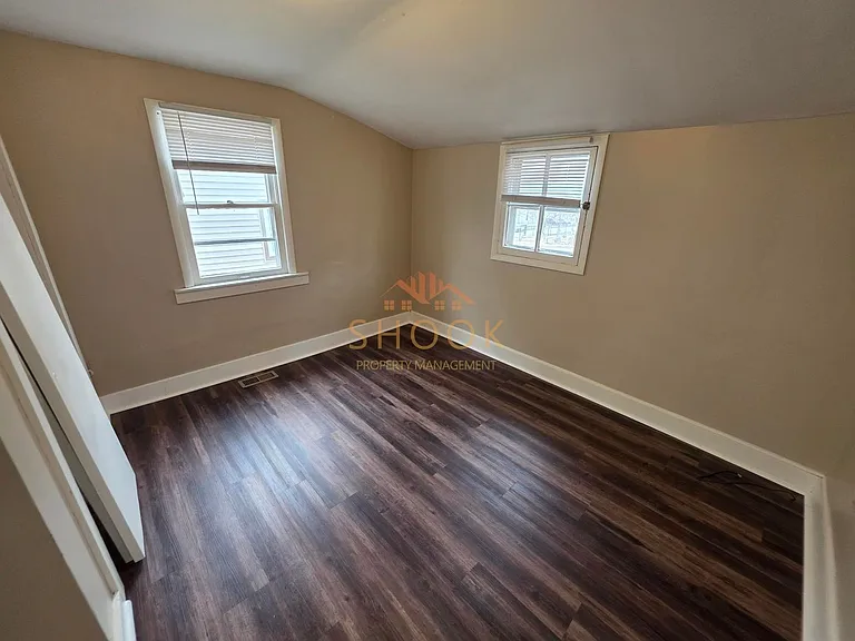 912 Roberts St — Photo 5