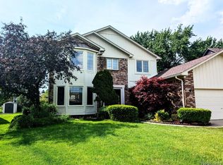 421 Buttercup Dr, Rochester Hills, MI 48307