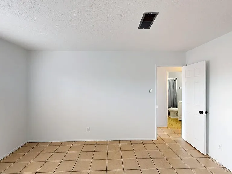 Renovated, Large UNM Area 2 Bed Apt w/ Washer / Dryer and Private Yard — Photo 42