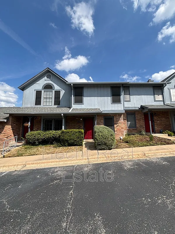 1411 Gracy Farms Ln — Photo 1