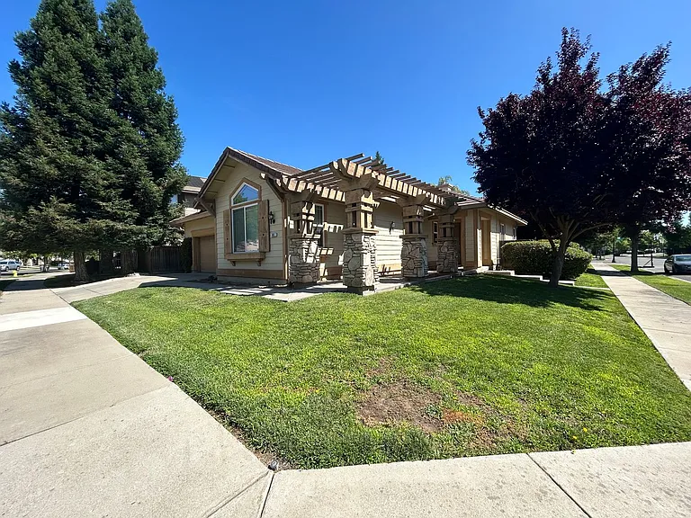 685 Stetson Dr — Photo 3