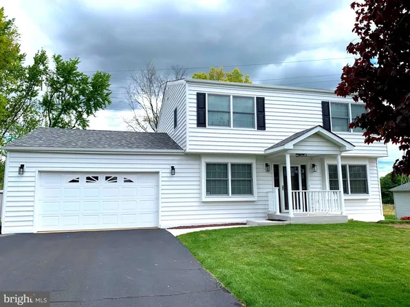 1186 Horseshoe Dr, Blue Bell, PA 19422