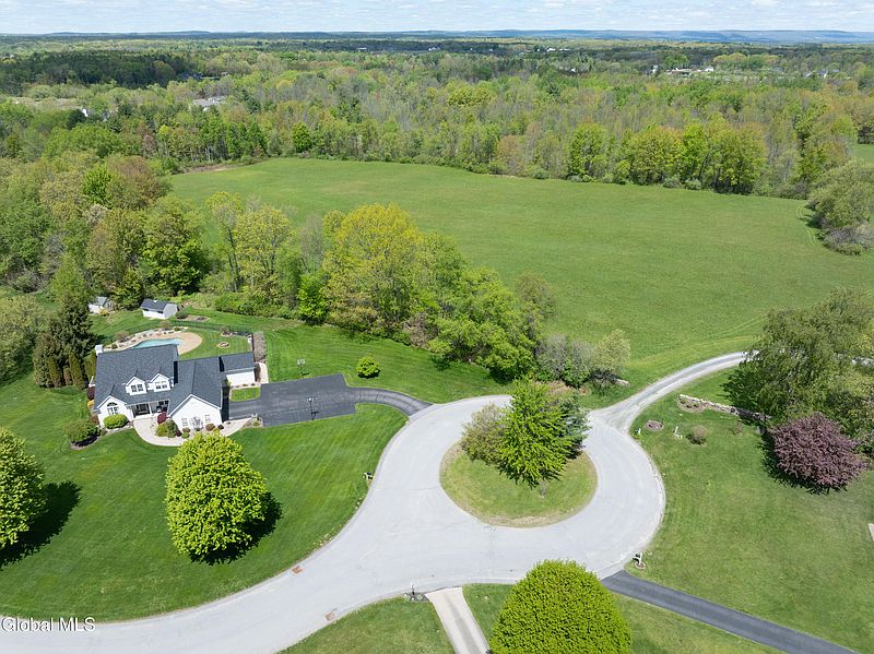 3rd image of 17 Kelly Meadow Road