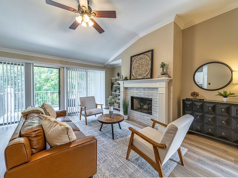 Gas log remote fireplace in living area