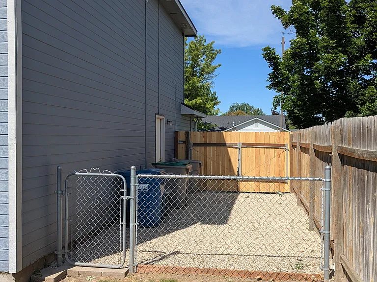 N Rothmans Ave — Photo 4