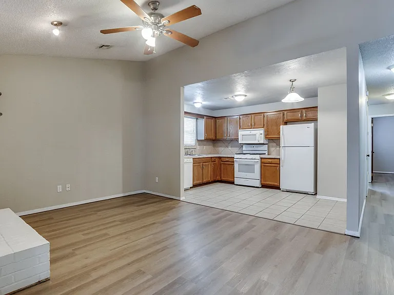 12316 SW 14th St — Photo 7