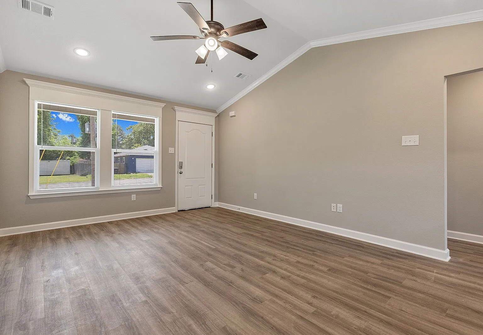 504 Reba Ln — Photo 3