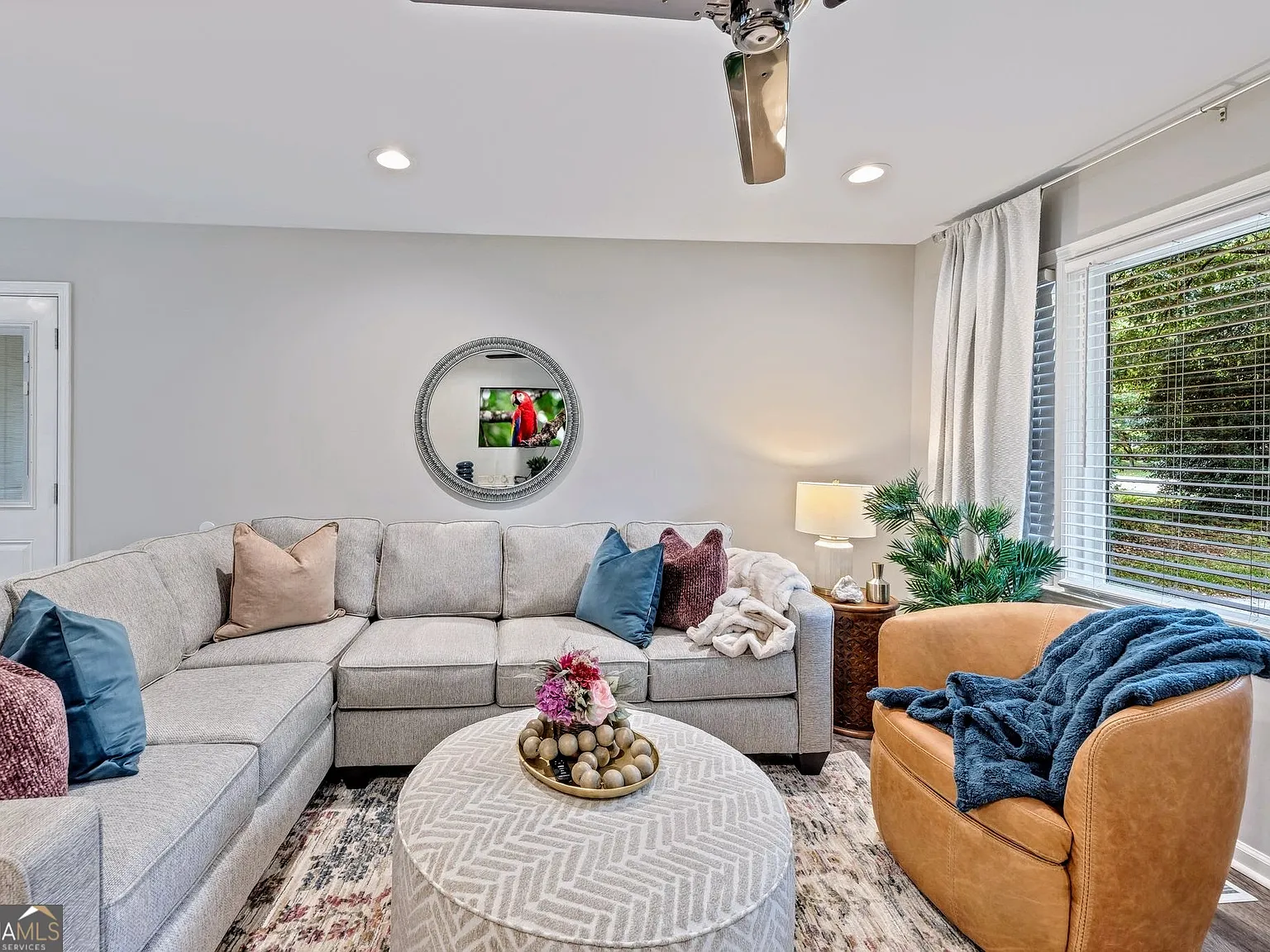 3 bed, 1.0 bath, 1025 sqft, $4,600 — Photo 3
