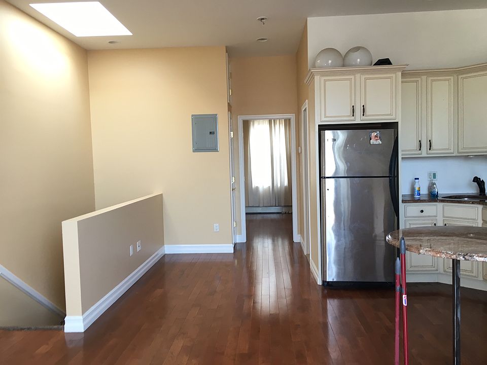 1st image of 294 Van Brunt St APT 3