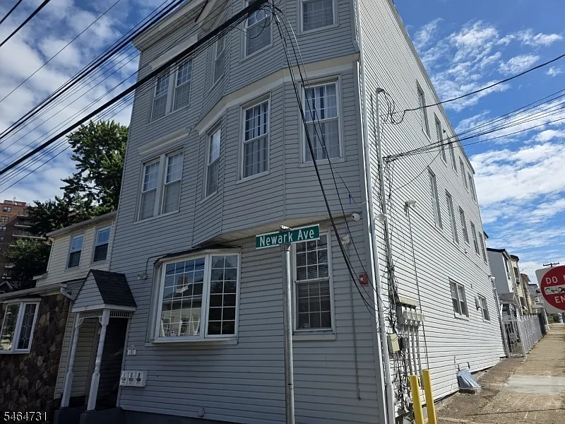 3 bed, 1.0 bath, $2,400 — Photo 1