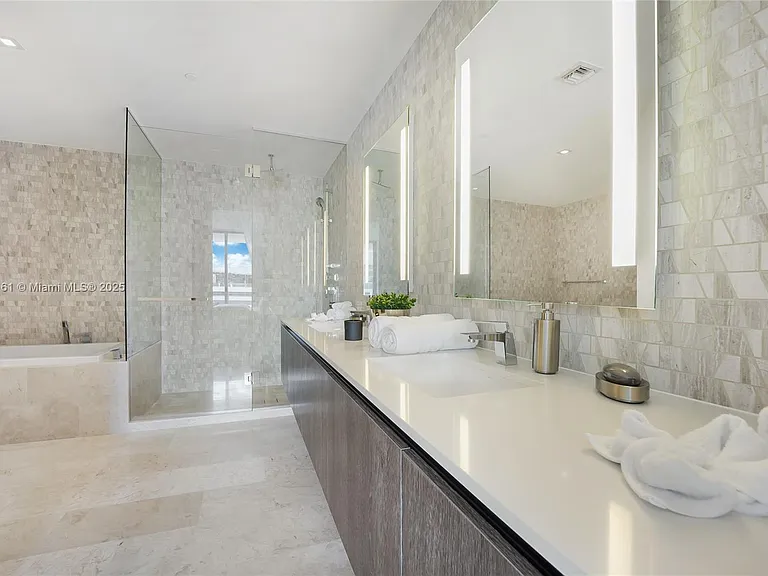 88 SW 7th St #1810 — Photo 6