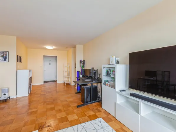 70-25 Yellowstone Boulevard image 6 of 35