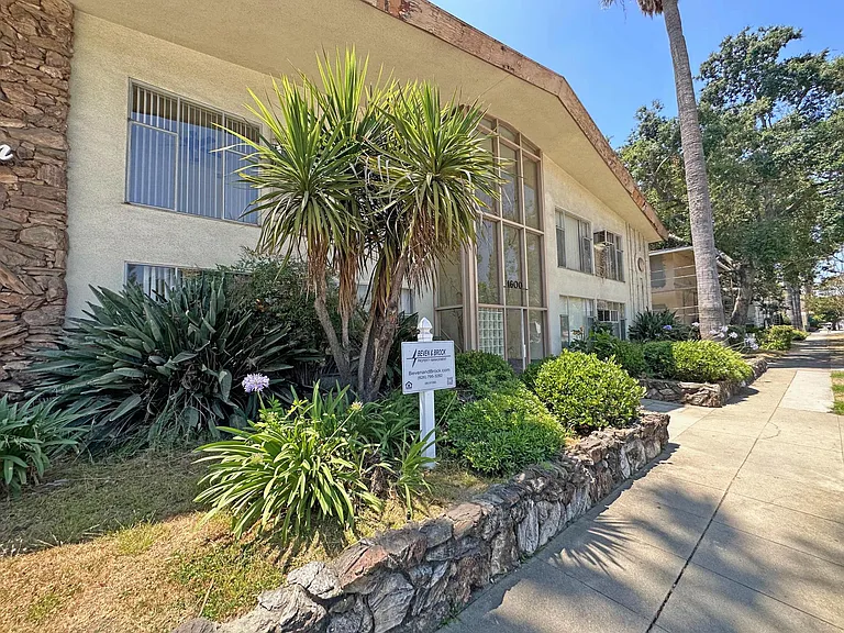 1600 W Huntington Dr #2A — Photo 1