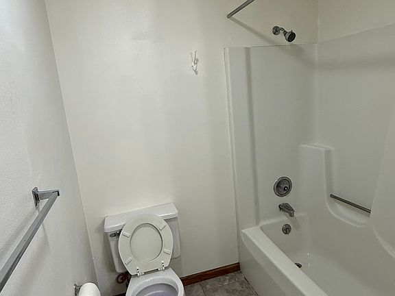 4th image of 880 Hemlock Dr