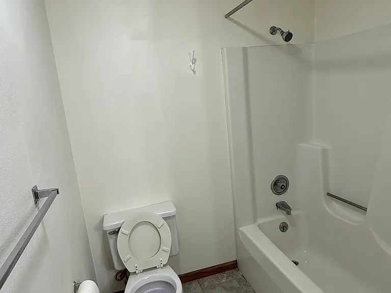 880 Hemlock Dr — Photo 4