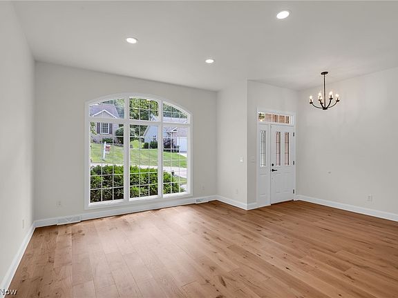 3rd image of 623 Bridgeview Ave
