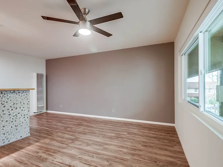 1024 Turquoise St #L — Photo 4