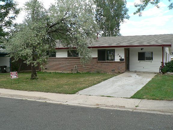Front of house with shade trees to keep house cool in summer