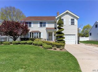 19 Oakley Pl, West Islip, NY 11795