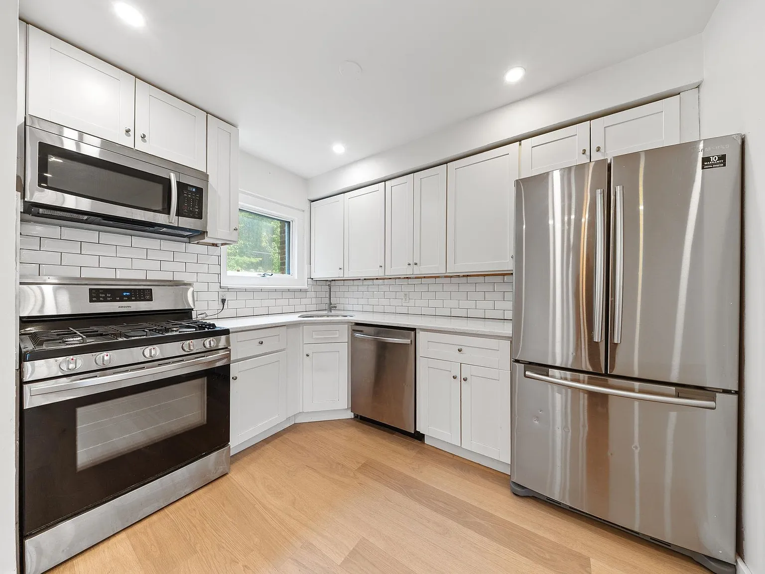 3 bed, 1.5 bath, $3,200 — Photo 4