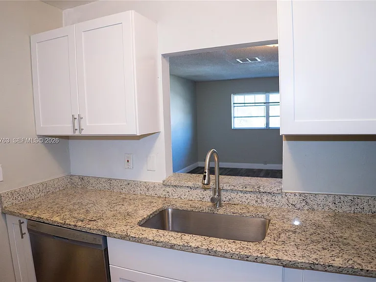 4240 Woodside Dr #4 — Photo 10