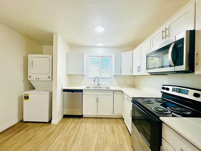 4424 Bellevue Newly Renovated Apartments with All Appliances Included! — Photo 33