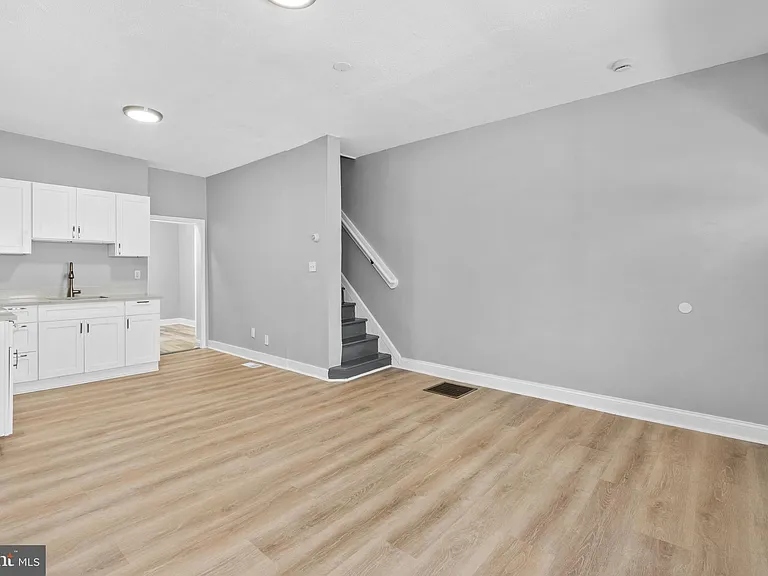 510 E Willard St — Photo 9