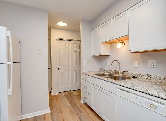 3rd image of 715 W Chestnut St #10