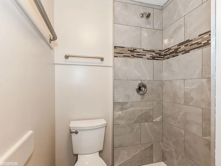 821 N Gladstone Ave #4 — Photo 5