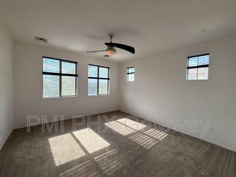 3 bed, 2.5 bath, 2004 sqft, $2,413 — Photo 4