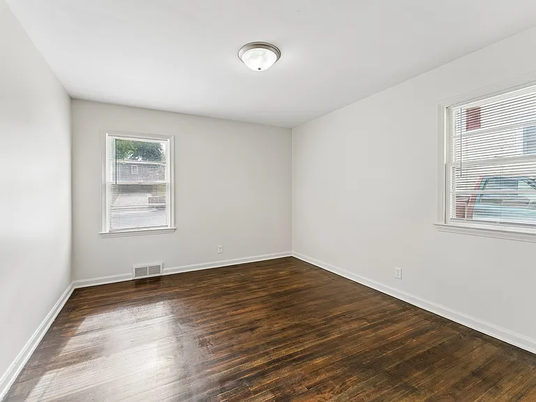 Left bedroom on main level, additional viewpoint