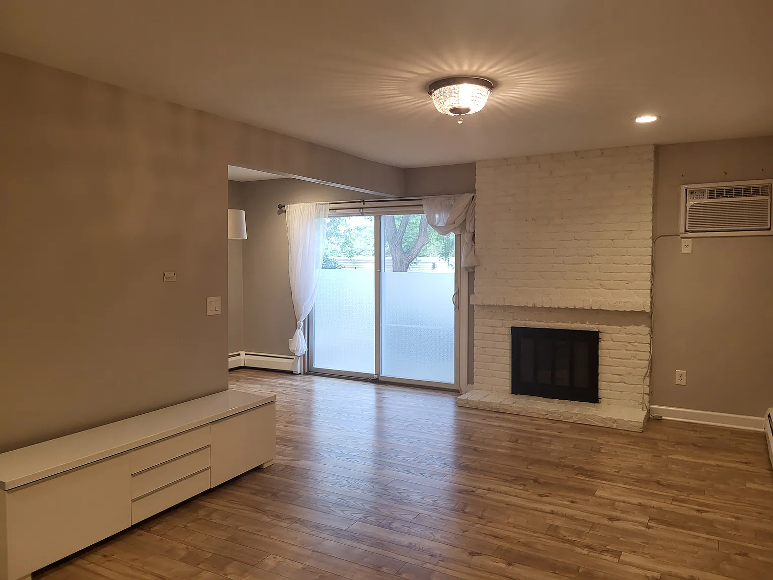 1 bed, 740 sqft, $1,249 — Photo 3