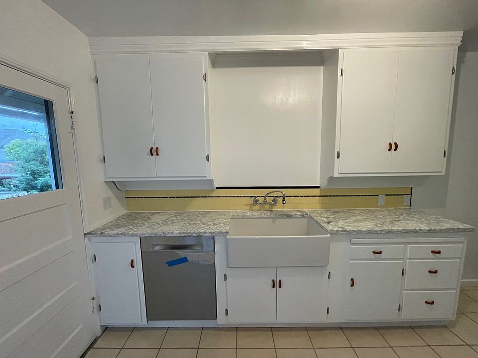 Kitchen with dishwasher