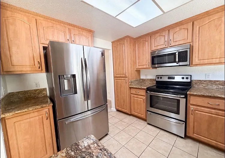 3 bed, 1882 sqft, $2,000 — Photo 3