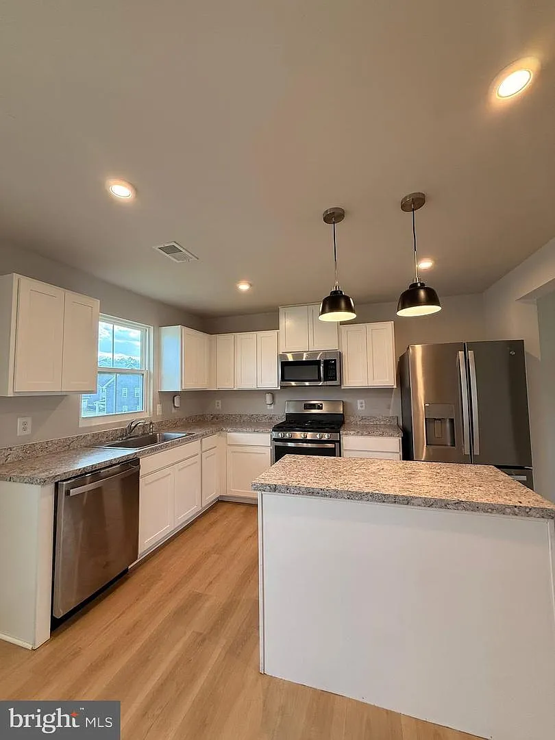 3 bed, 2.5 bath, 1960 sqft, $1,850 — Photo 2
